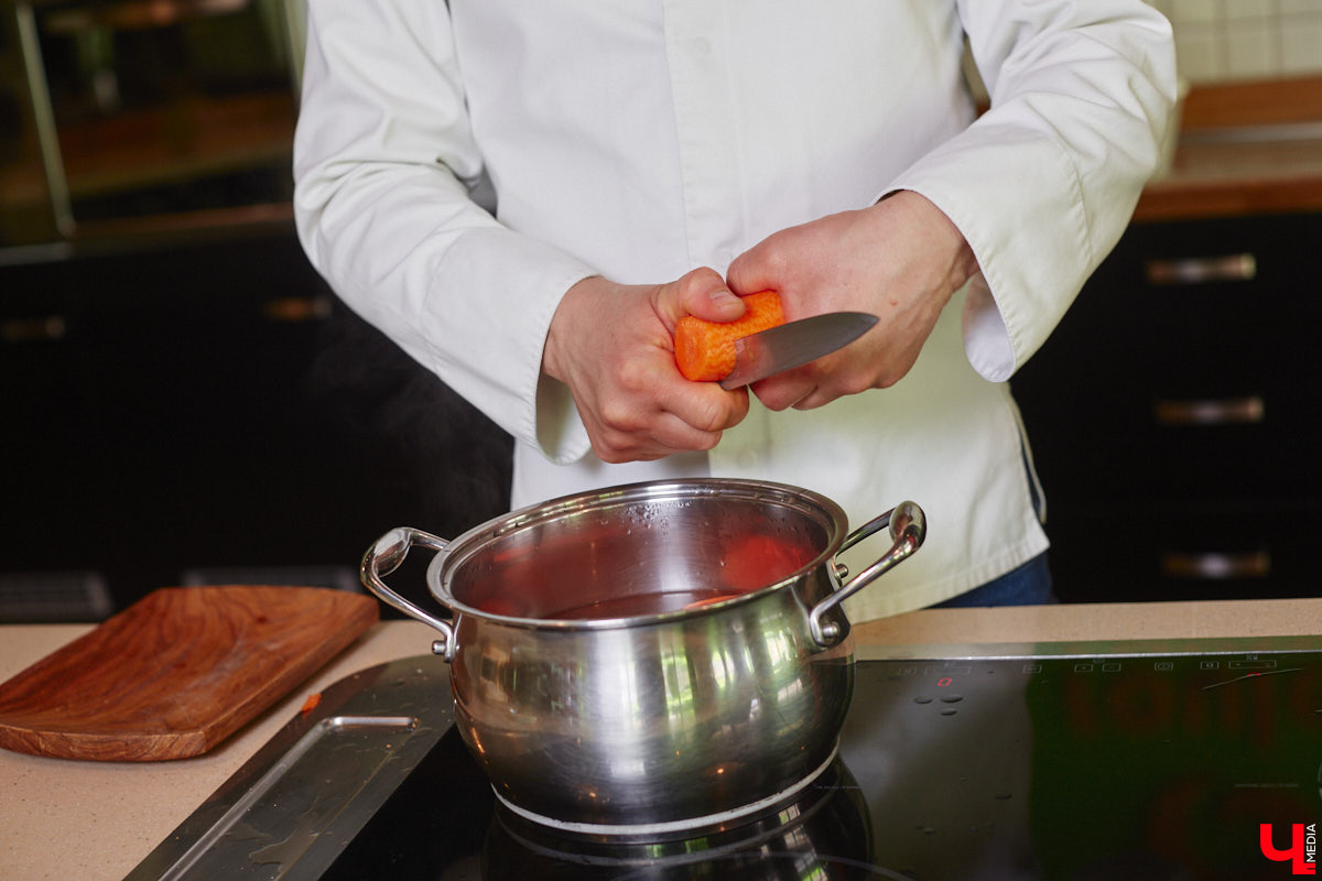 Владимирский аниматор Влад Гербера в эпатажном костюме моркови вызвал замешательство у покупателей торгового центра во время съемок кулинарной рубрики «Ключ-Медиа».