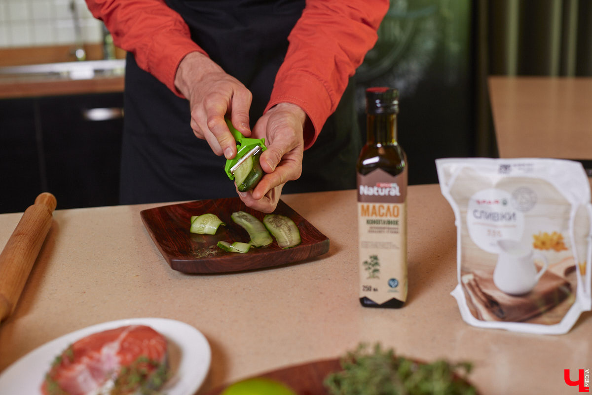 Владимирский аниматор Влад Гербера в эпатажном костюме моркови вызвал замешательство у покупателей торгового центра во время съемок кулинарной рубрики «Ключ-Медиа».