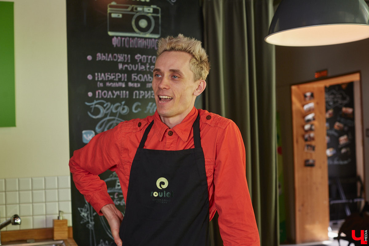 Владимирский аниматор Влад Гербера в эпатажном костюме моркови вызвал замешательство у покупателей торгового центра во время съемок кулинарной рубрики «Ключ-Медиа».