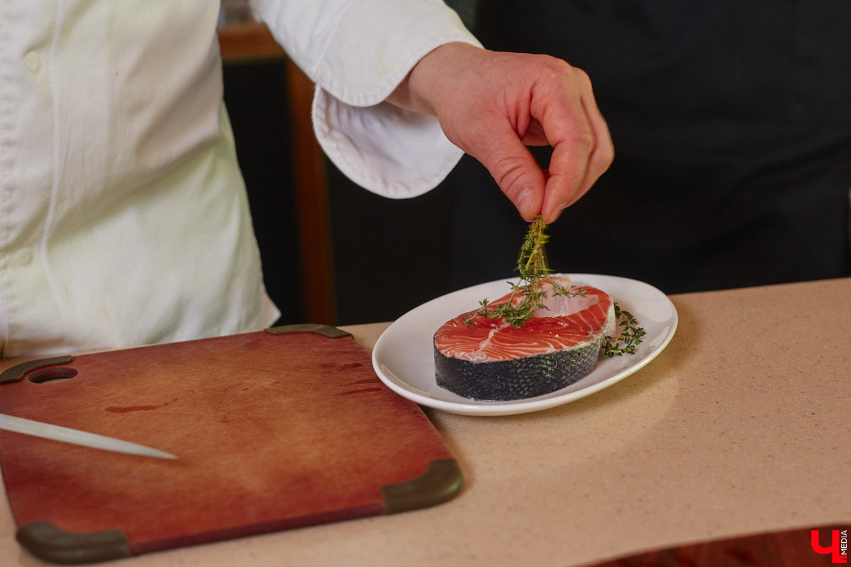 Владимирский аниматор Влад Гербера в эпатажном костюме моркови вызвал замешательство у покупателей торгового центра во время съемок кулинарной рубрики «Ключ-Медиа».