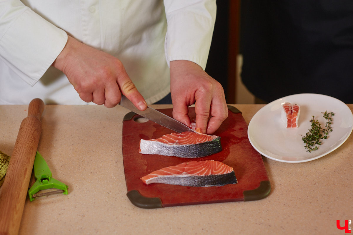 Владимирский аниматор Влад Гербера в эпатажном костюме моркови вызвал замешательство у покупателей торгового центра во время съемок кулинарной рубрики «Ключ-Медиа».