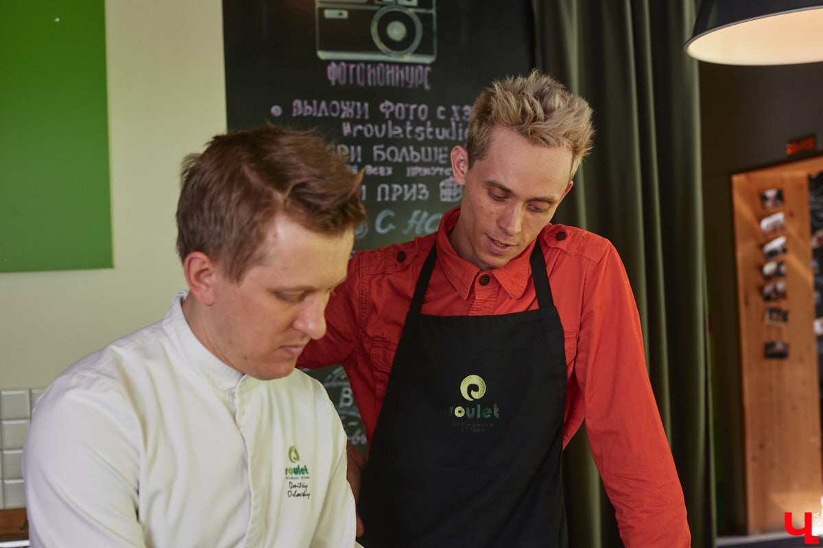 Владимирский аниматор Влад Гербера в эпатажном костюме моркови вызвал замешательство у покупателей торгового центра во время съемок кулинарной рубрики «Ключ-Медиа».