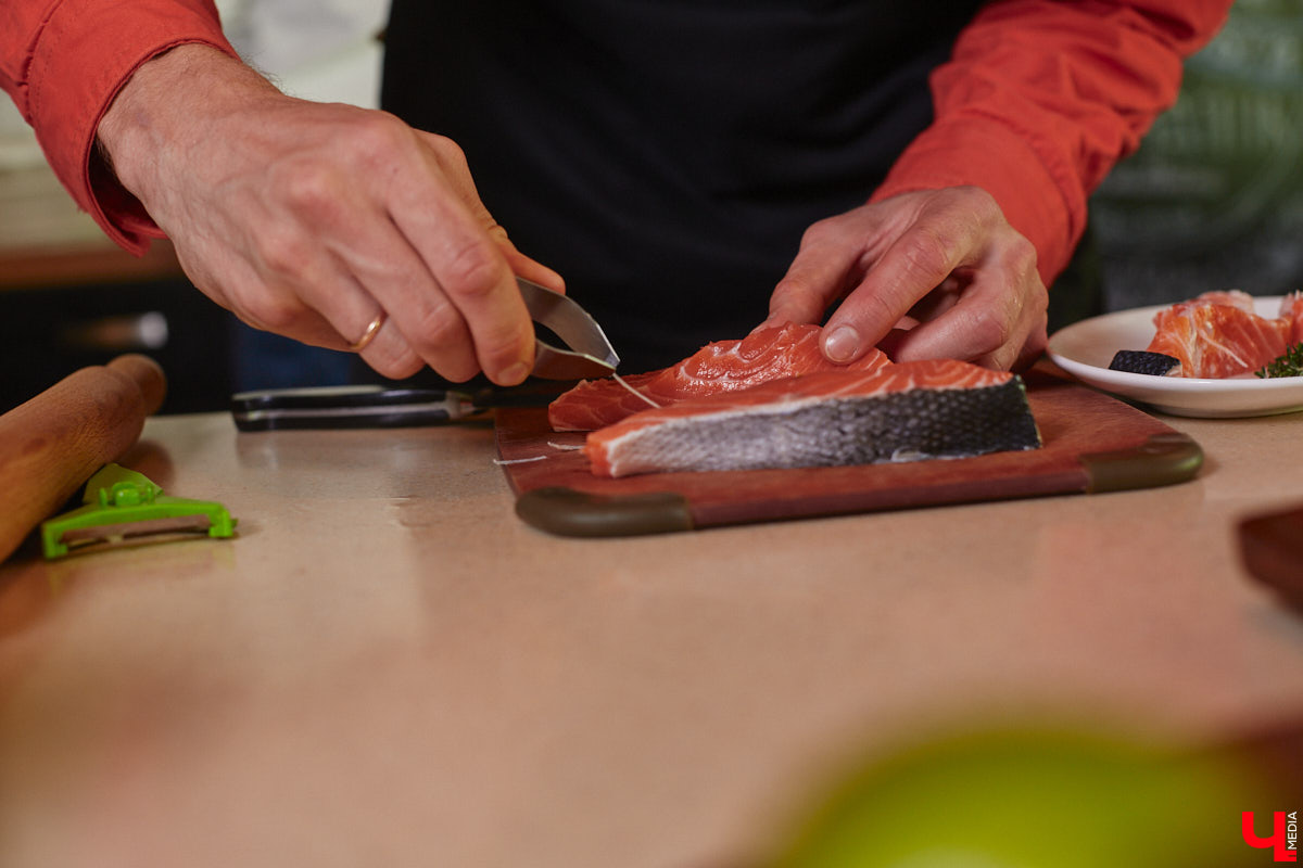 Владимирский аниматор Влад Гербера в эпатажном костюме моркови вызвал замешательство у покупателей торгового центра во время съемок кулинарной рубрики «Ключ-Медиа».