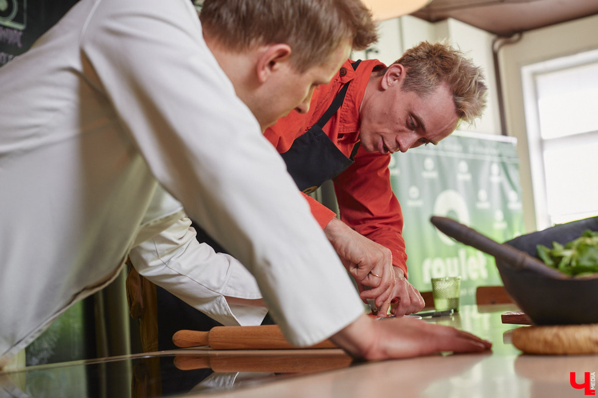 Владимирский аниматор Влад Гербера в эпатажном костюме моркови вызвал замешательство у покупателей торгового центра во время съемок кулинарной рубрики «Ключ-Медиа».