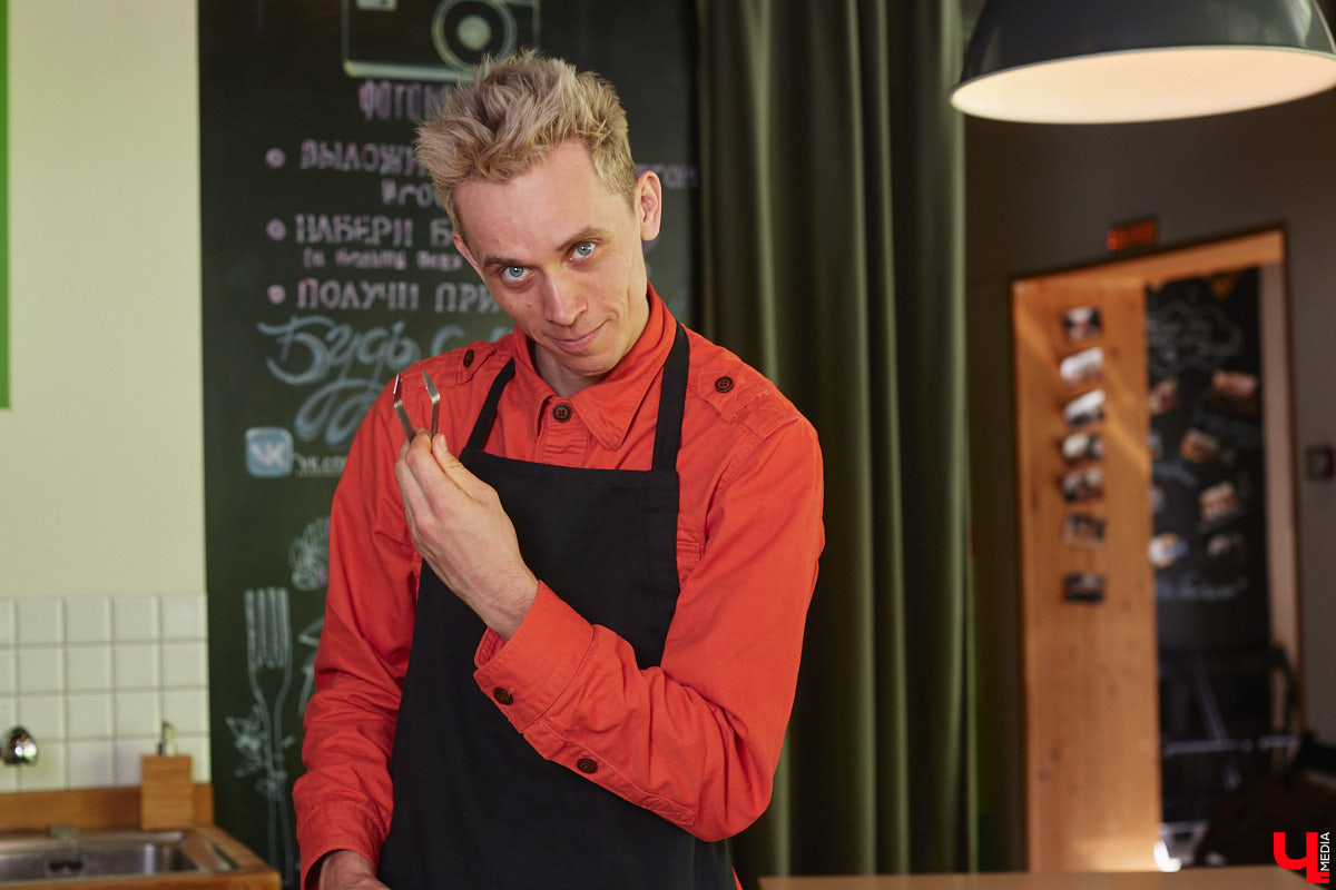 Владимирский аниматор Влад Гербера в эпатажном костюме моркови вызвал замешательство у покупателей торгового центра во время съемок кулинарной рубрики «Ключ-Медиа».