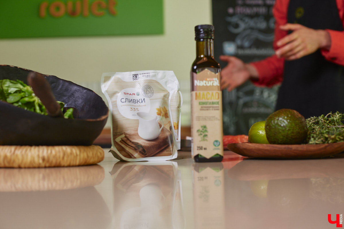 Владимирский аниматор Влад Гербера в эпатажном костюме моркови вызвал замешательство у покупателей торгового центра во время съемок кулинарной рубрики «Ключ-Медиа».