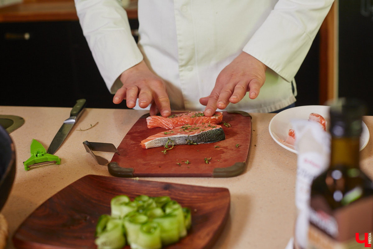 Владимирский аниматор Влад Гербера в эпатажном костюме моркови вызвал замешательство у покупателей торгового центра во время съемок кулинарной рубрики «Ключ-Медиа».