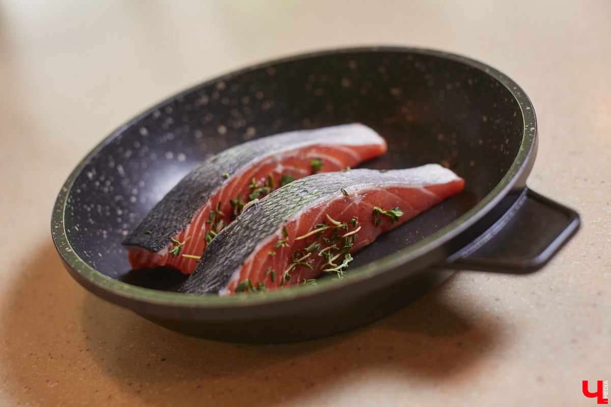 Владимирский аниматор Влад Гербера в эпатажном костюме моркови вызвал замешательство у покупателей торгового центра во время съемок кулинарной рубрики «Ключ-Медиа».