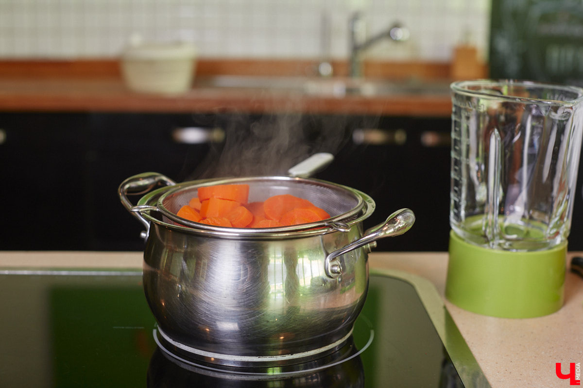 Владимирский аниматор Влад Гербера в эпатажном костюме моркови вызвал замешательство у покупателей торгового центра во время съемок кулинарной рубрики «Ключ-Медиа».