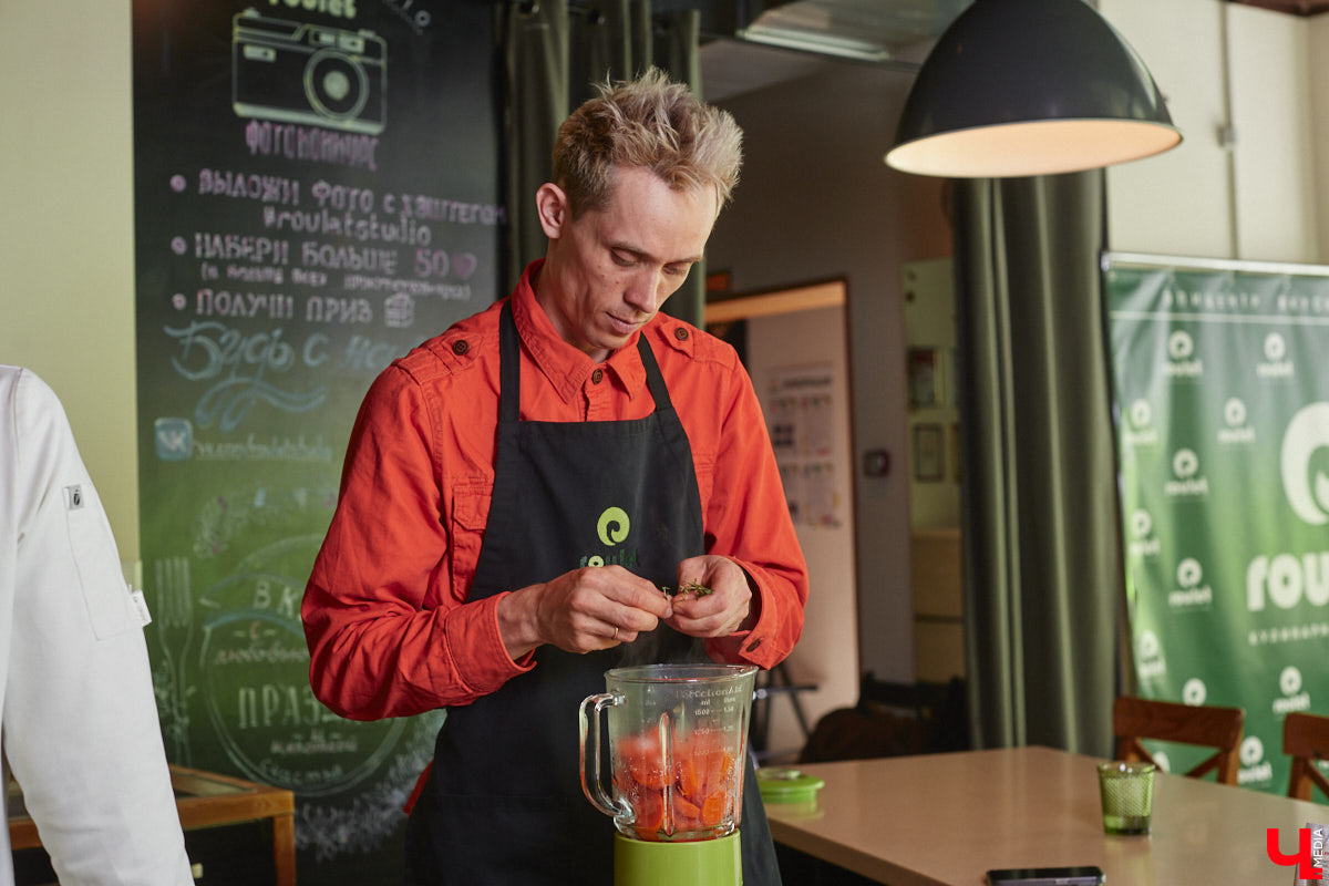 Владимирский аниматор Влад Гербера в эпатажном костюме моркови вызвал замешательство у покупателей торгового центра во время съемок кулинарной рубрики «Ключ-Медиа».