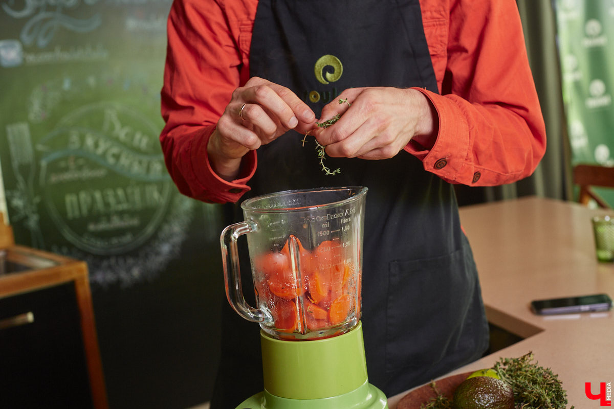 Владимирский аниматор Влад Гербера в эпатажном костюме моркови вызвал замешательство у покупателей торгового центра во время съемок кулинарной рубрики «Ключ-Медиа».