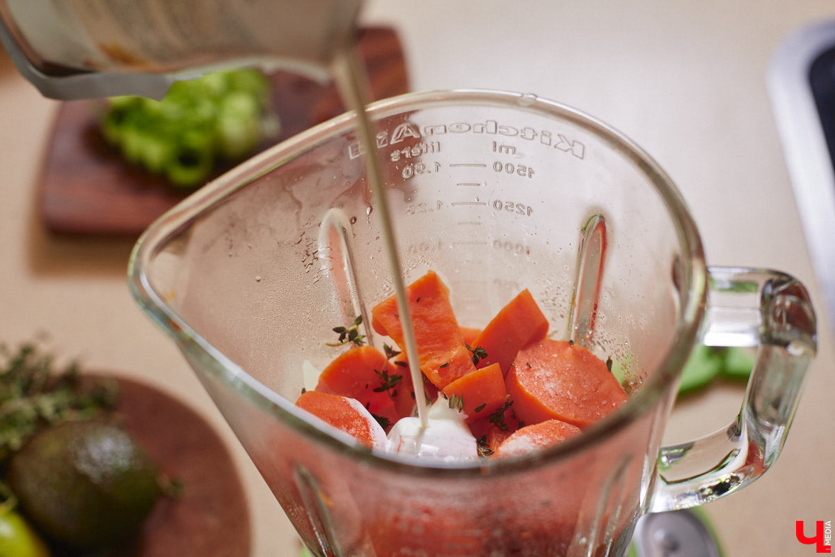 Владимирский аниматор Влад Гербера в эпатажном костюме моркови вызвал замешательство у покупателей торгового центра во время съемок кулинарной рубрики «Ключ-Медиа».