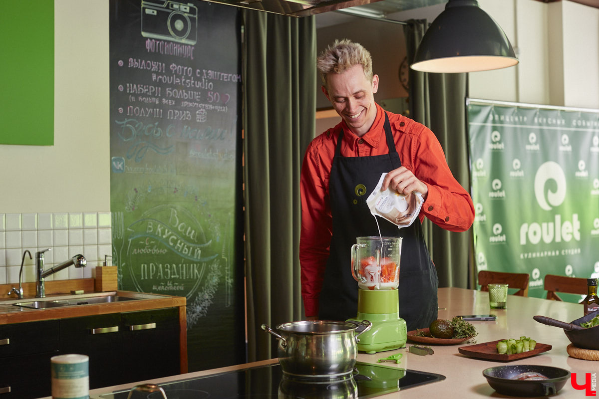 Владимирский аниматор Влад Гербера в эпатажном костюме моркови вызвал замешательство у покупателей торгового центра во время съемок кулинарной рубрики «Ключ-Медиа».