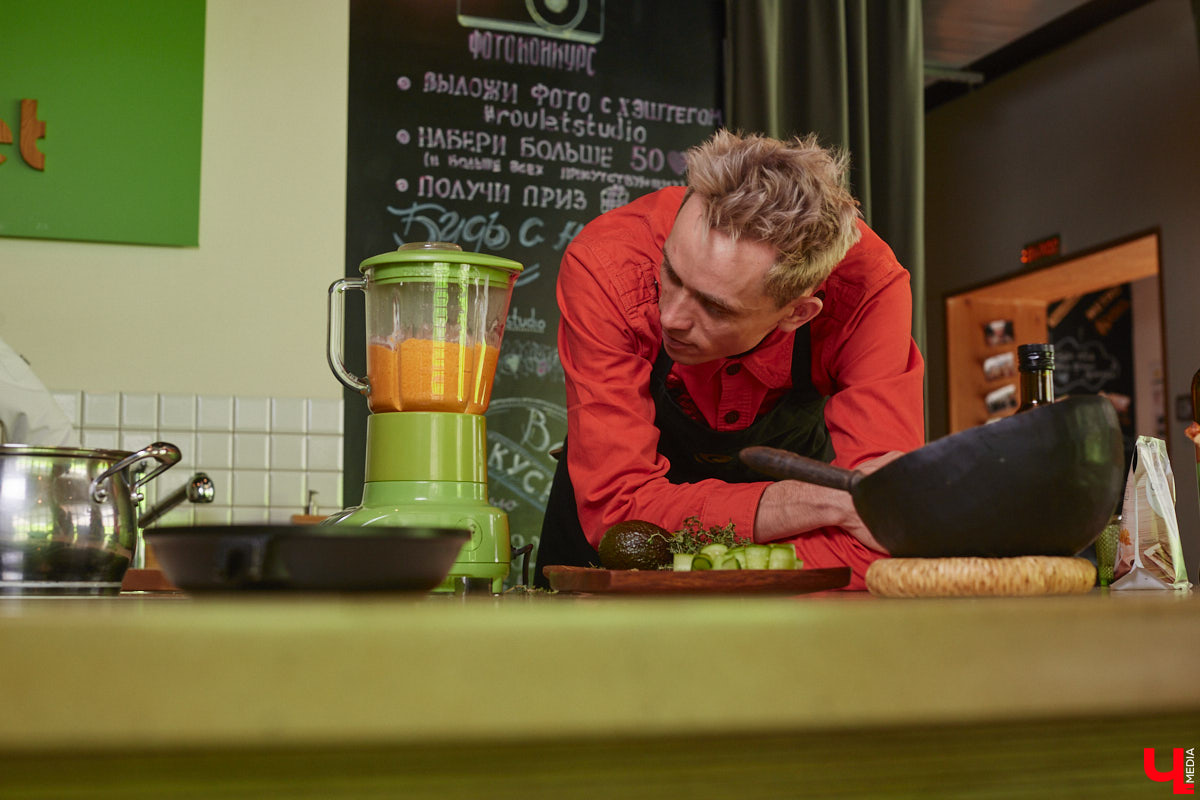 Владимирский аниматор Влад Гербера в эпатажном костюме моркови вызвал замешательство у покупателей торгового центра во время съемок кулинарной рубрики «Ключ-Медиа».