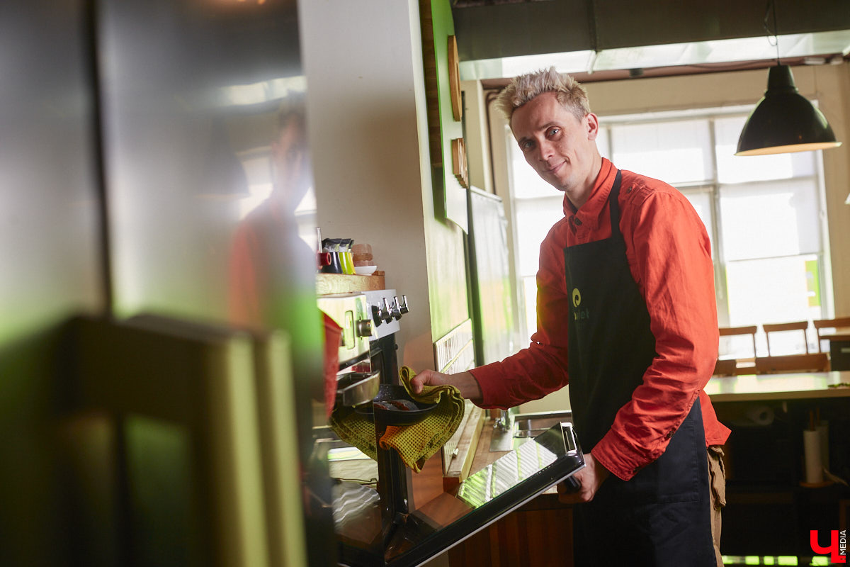 Владимирский аниматор Влад Гербера в эпатажном костюме моркови вызвал замешательство у покупателей торгового центра во время съемок кулинарной рубрики «Ключ-Медиа».