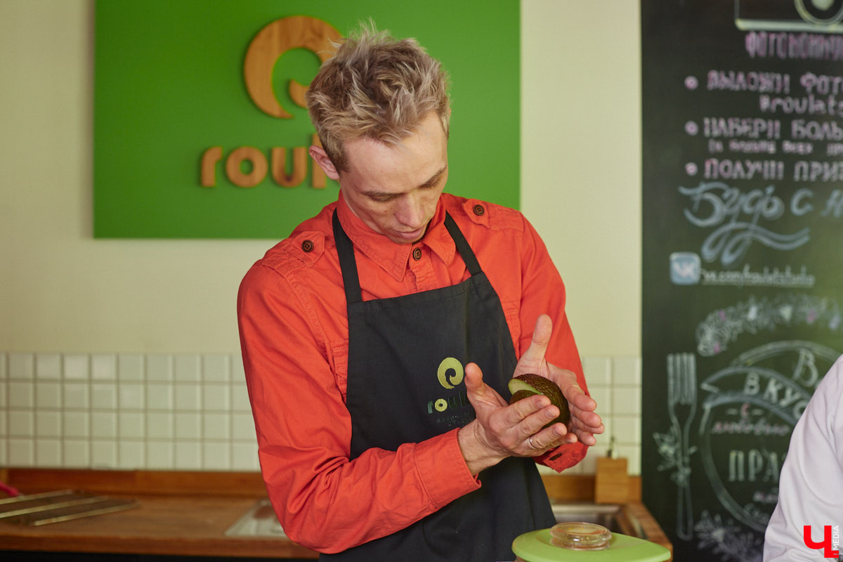 Владимирский аниматор Влад Гербера в эпатажном костюме моркови вызвал замешательство у покупателей торгового центра во время съемок кулинарной рубрики «Ключ-Медиа».