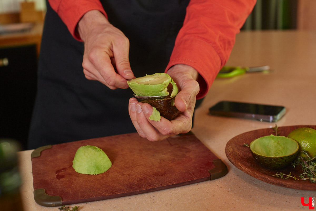 Владимирский аниматор Влад Гербера в эпатажном костюме моркови вызвал замешательство у покупателей торгового центра во время съемок кулинарной рубрики «Ключ-Медиа».