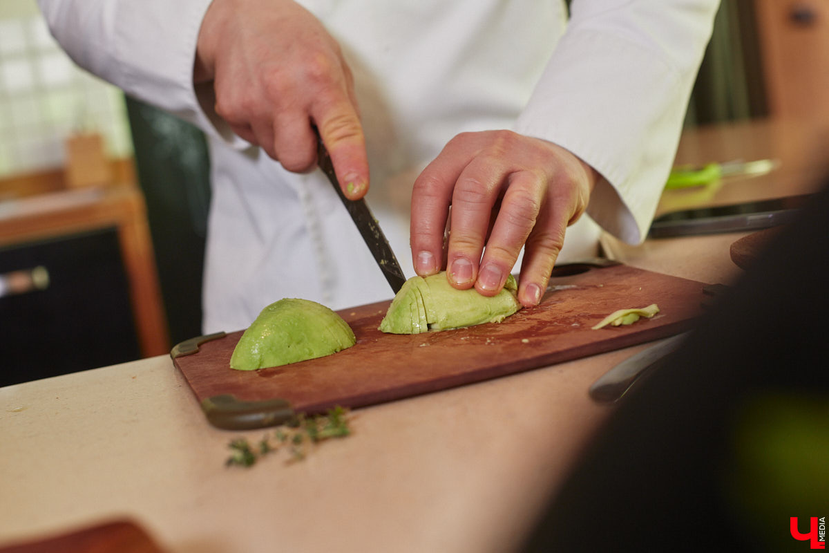 Владимирский аниматор Влад Гербера в эпатажном костюме моркови вызвал замешательство у покупателей торгового центра во время съемок кулинарной рубрики «Ключ-Медиа».