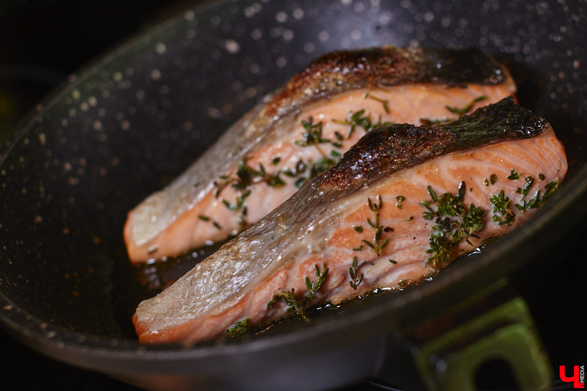 Владимирский аниматор Влад Гербера в эпатажном костюме моркови вызвал замешательство у покупателей торгового центра во время съемок кулинарной рубрики «Ключ-Медиа».