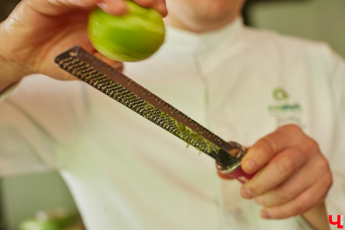 Владимирский аниматор Влад Гербера в эпатажном костюме моркови вызвал замешательство у покупателей торгового центра во время съемок кулинарной рубрики «Ключ-Медиа».