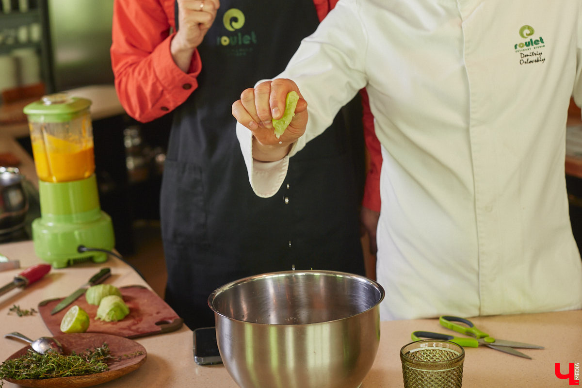 Владимирский аниматор Влад Гербера в эпатажном костюме моркови вызвал замешательство у покупателей торгового центра во время съемок кулинарной рубрики «Ключ-Медиа».