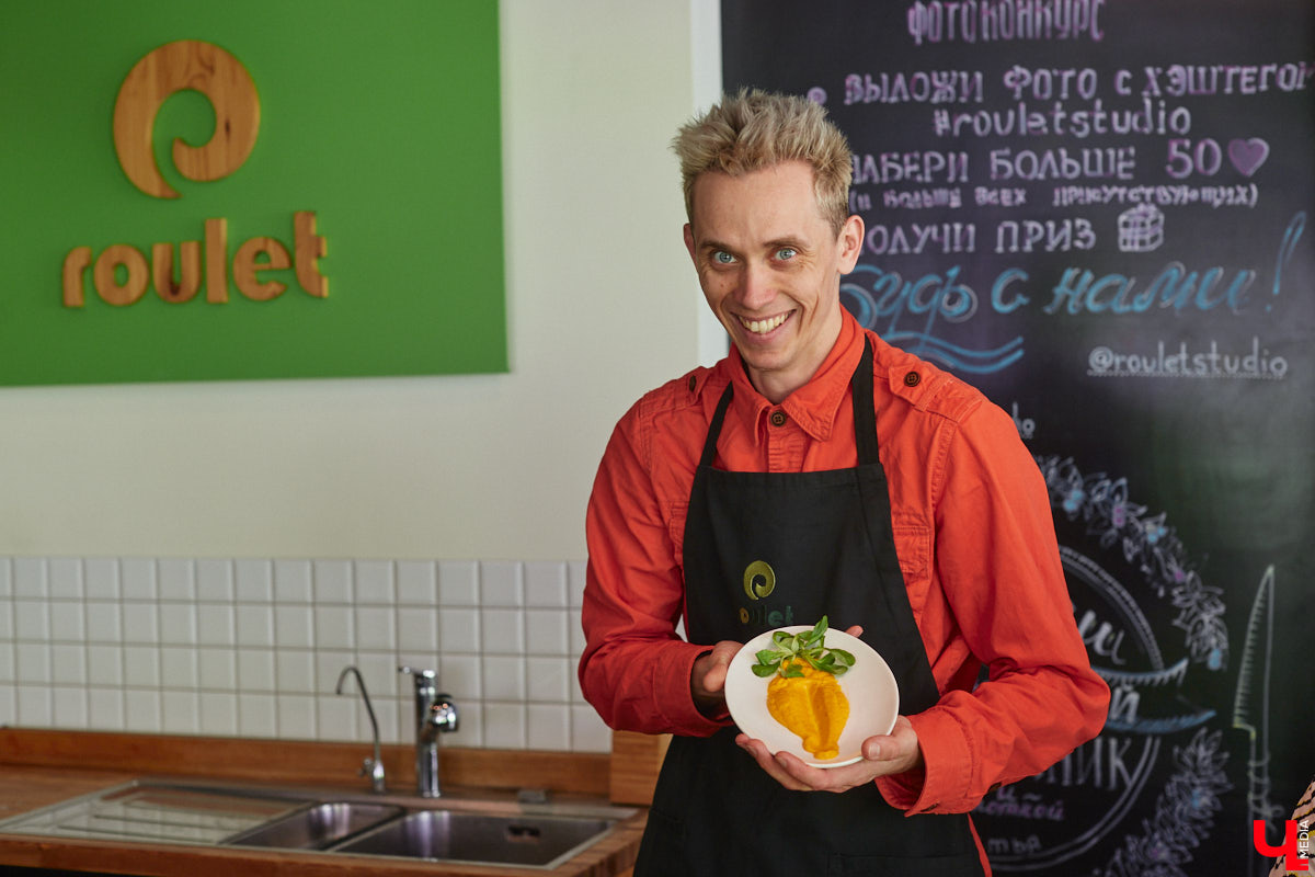 Владимирский аниматор Влад Гербера в эпатажном костюме моркови вызвал замешательство у покупателей торгового центра во время съемок кулинарной рубрики «Ключ-Медиа».