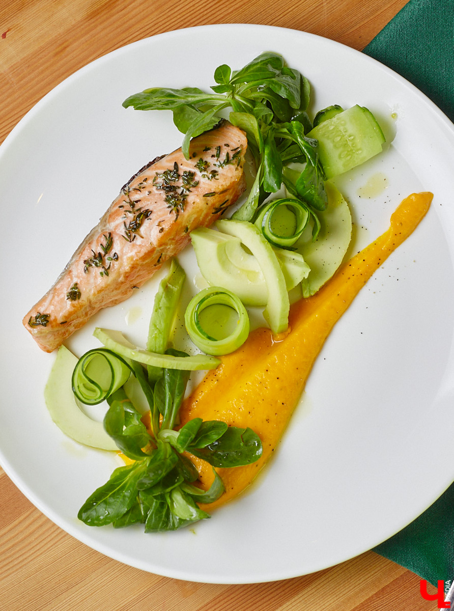 Владимирский аниматор Влад Гербера в эпатажном костюме моркови вызвал замешательство у покупателей торгового центра во время съемок кулинарной рубрики «Ключ-Медиа».