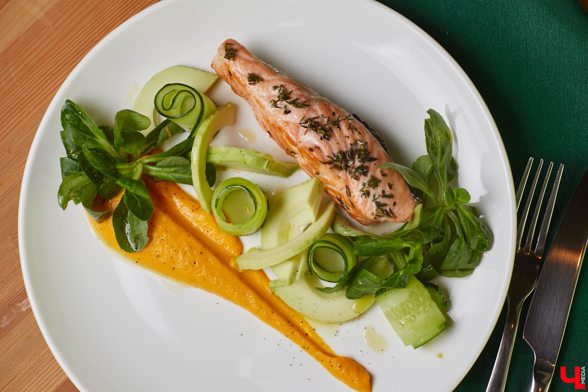 Владимирский аниматор Влад Гербера в эпатажном костюме моркови вызвал замешательство у покупателей торгового центра во время съемок кулинарной рубрики «Ключ-Медиа».