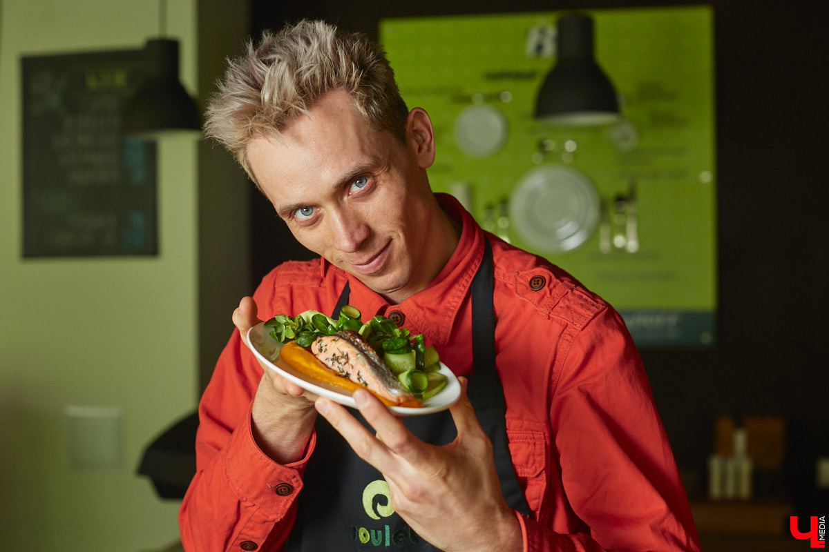 Владимирский аниматор Влад Гербера в эпатажном костюме моркови вызвал замешательство у покупателей торгового центра во время съемок кулинарной рубрики «Ключ-Медиа».