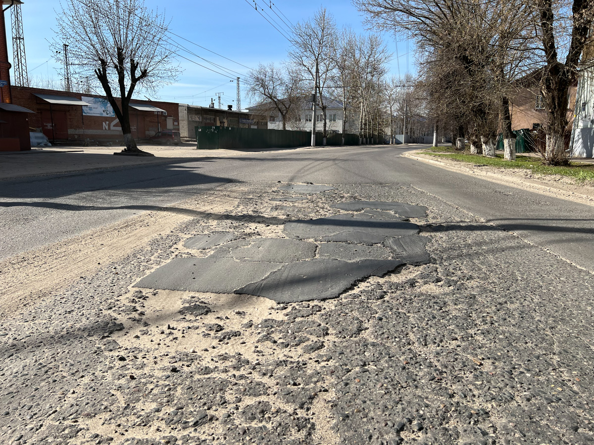 Не секрет, что многие дороги областного центра находятся в печальном состоянии. «Ключ-Медиа» пообщался с человеком, который проводит в машине немало времени, — инструктором по вождению Максимом Жилиным. Уж он-то не понаслышке знает, какие участки больше всего нуждаются в ремонте.