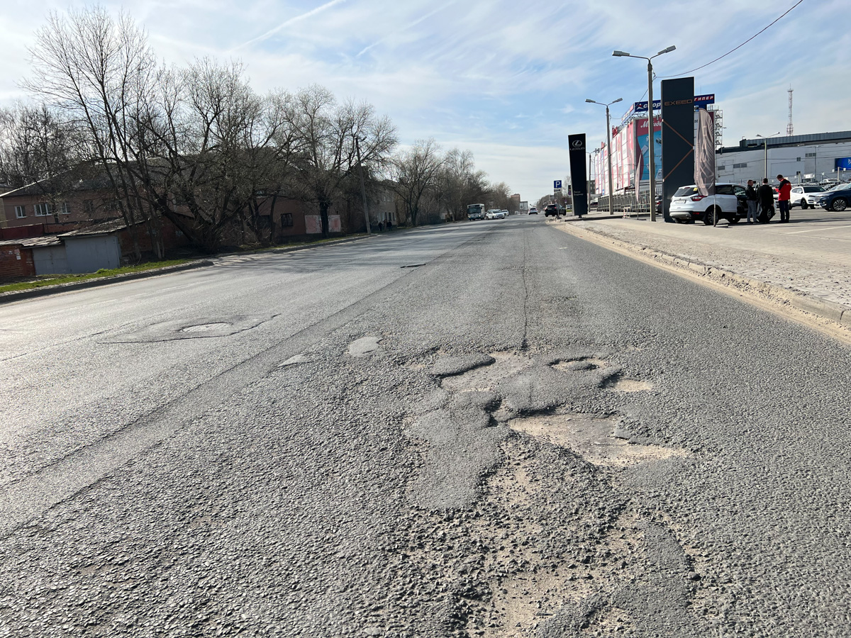 Не секрет, что многие дороги областного центра находятся в печальном состоянии. «Ключ-Медиа» пообщался с человеком, который проводит в машине немало времени, — инструктором по вождению Максимом Жилиным. Уж он-то не понаслышке знает, какие участки больше всего нуждаются в ремонте.