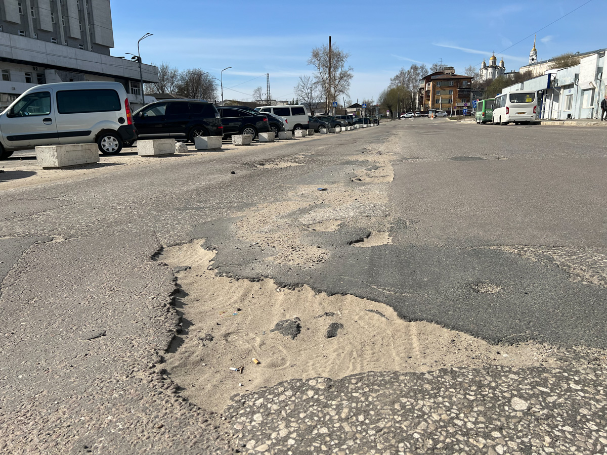 Не секрет, что многие дороги областного центра находятся в печальном состоянии. «Ключ-Медиа» пообщался с человеком, который проводит в машине немало времени, — инструктором по вождению Максимом Жилиным. Уж он-то не понаслышке знает, какие участки больше всего нуждаются в ремонте.