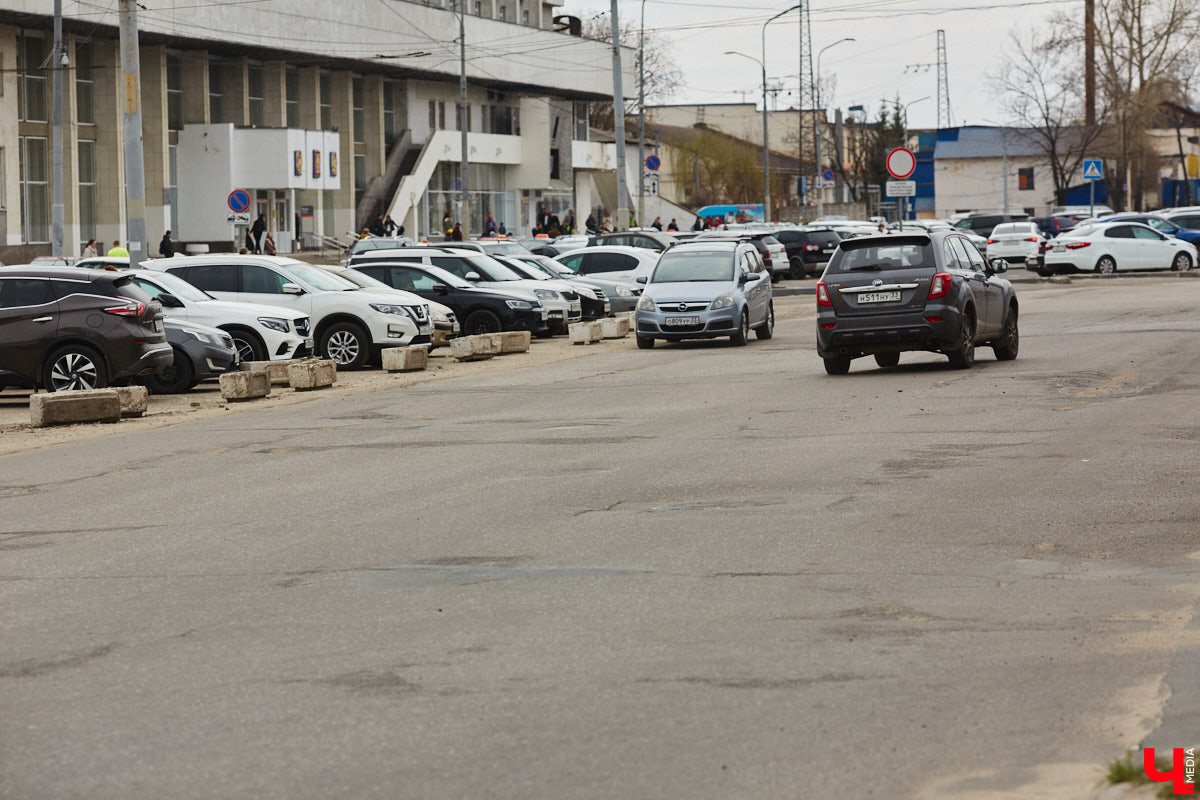 Не секрет, что многие дороги областного центра находятся в печальном состоянии. «Ключ-Медиа» пообщался с человеком, который проводит в машине немало времени, — инструктором по вождению Максимом Жилиным. Уж он-то не понаслышке знает, какие участки больше всего нуждаются в ремонте.