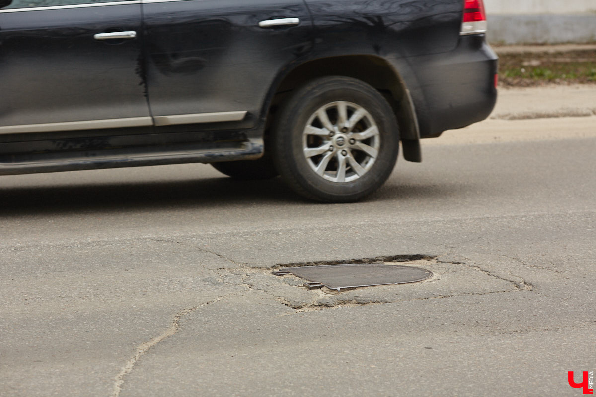 Не секрет, что многие дороги областного центра находятся в печальном состоянии. «Ключ-Медиа» пообщался с человеком, который проводит в машине немало времени, — инструктором по вождению Максимом Жилиным. Уж он-то не понаслышке знает, какие участки больше всего нуждаются в ремонте.