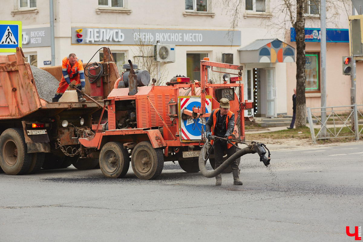 Не секрет, что многие дороги областного центра находятся в печальном состоянии. «Ключ-Медиа» пообщался с человеком, который проводит в машине немало времени, — инструктором по вождению Максимом Жилиным. Уж он-то не понаслышке знает, какие участки больше всего нуждаются в ремонте.
