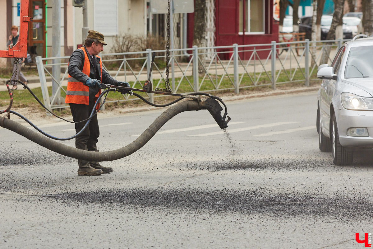 Не секрет, что многие дороги областного центра находятся в печальном состоянии. «Ключ-Медиа» пообщался с человеком, который проводит в машине немало времени, — инструктором по вождению Максимом Жилиным. Уж он-то не понаслышке знает, какие участки больше всего нуждаются в ремонте.