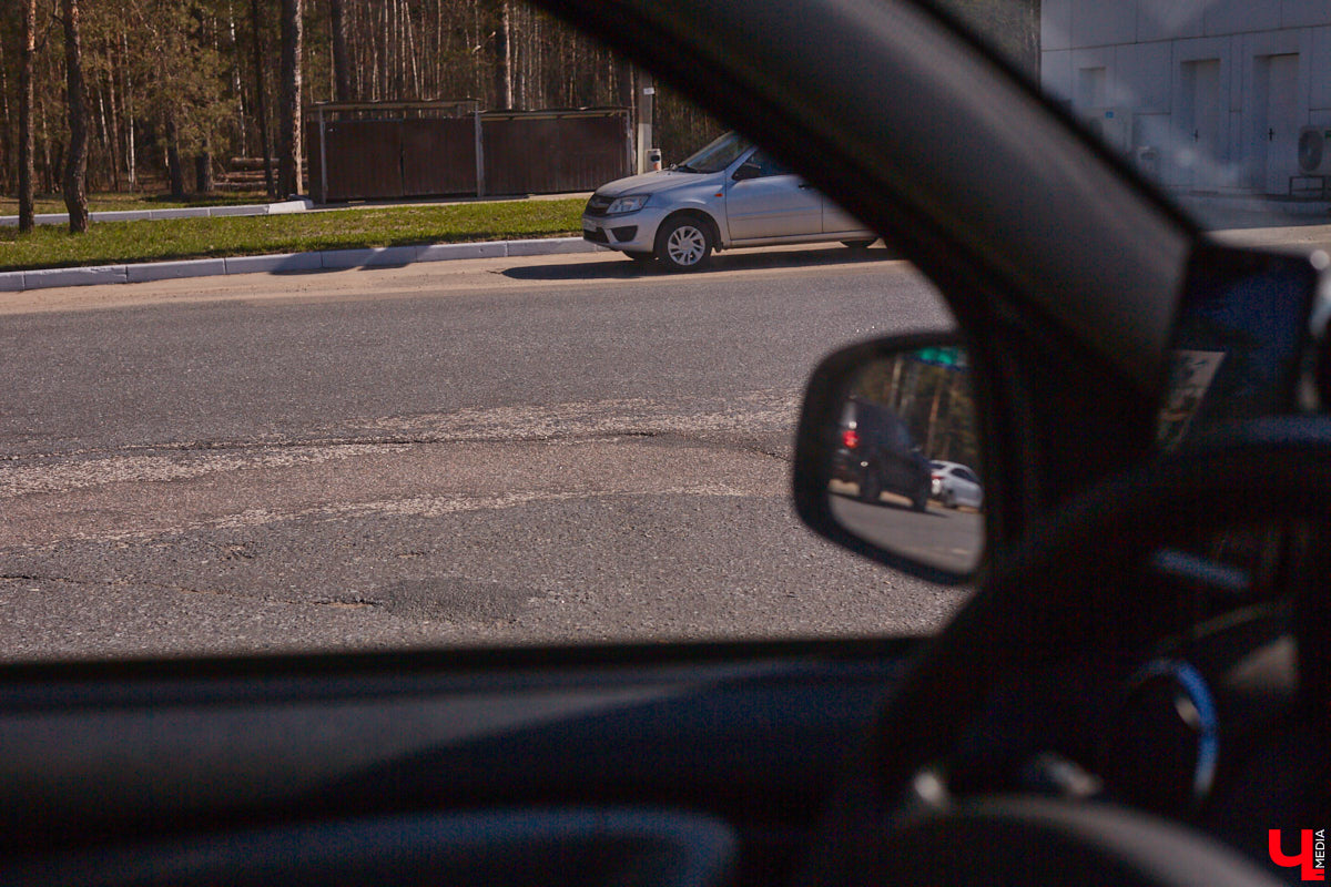 Не секрет, что многие дороги областного центра находятся в печальном состоянии. «Ключ-Медиа» пообщался с человеком, который проводит в машине немало времени, — инструктором по вождению Максимом Жилиным. Уж он-то не понаслышке знает, какие участки больше всего нуждаются в ремонте.