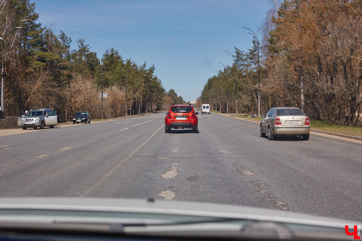 Не секрет, что многие дороги областного центра находятся в печальном состоянии. «Ключ-Медиа» пообщался с человеком, который проводит в машине немало времени, — инструктором по вождению Максимом Жилиным. Уж он-то не понаслышке знает, какие участки больше всего нуждаются в ремонте.