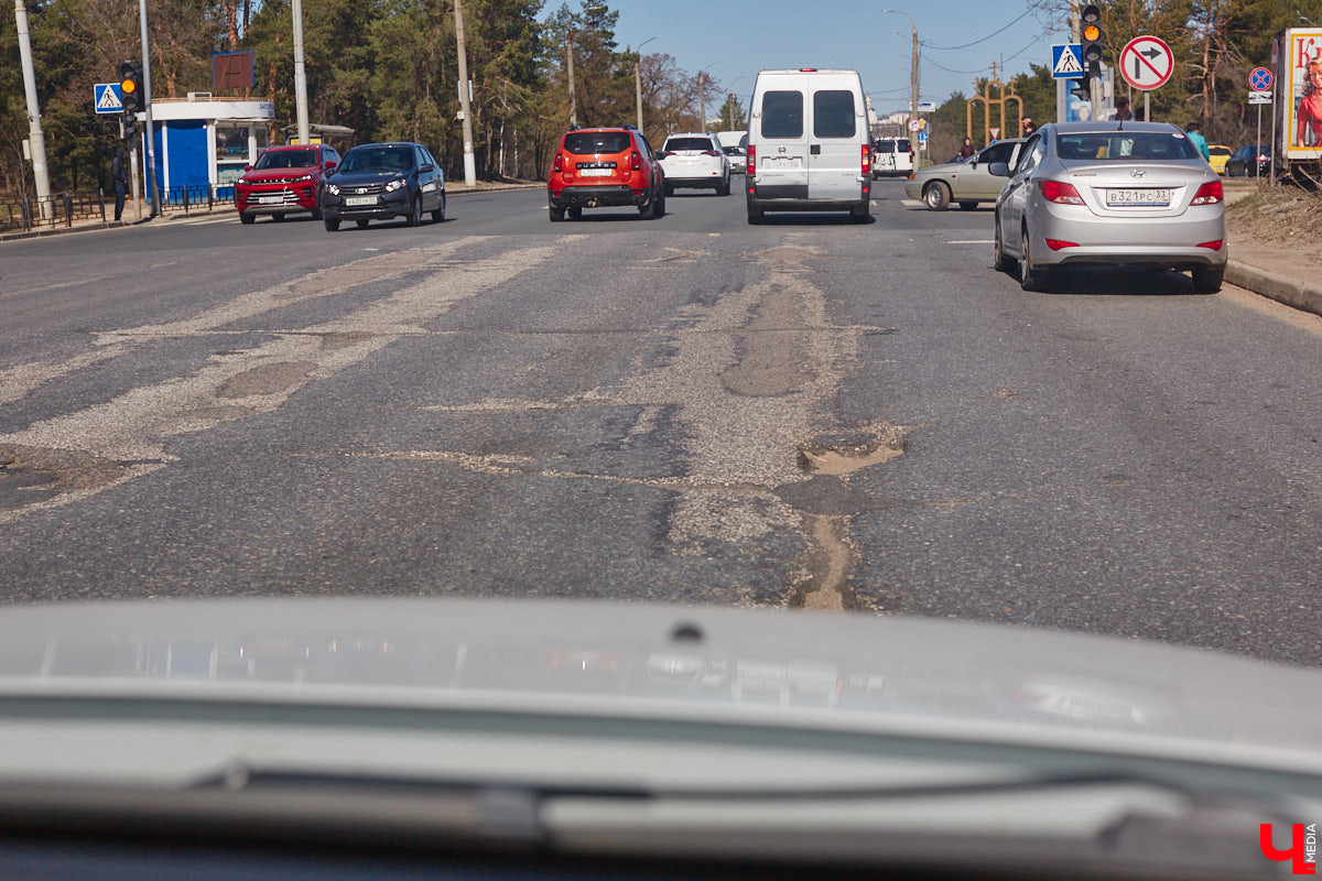 Не секрет, что многие дороги областного центра находятся в печальном состоянии. «Ключ-Медиа» пообщался с человеком, который проводит в машине немало времени, — инструктором по вождению Максимом Жилиным. Уж он-то не понаслышке знает, какие участки больше всего нуждаются в ремонте.