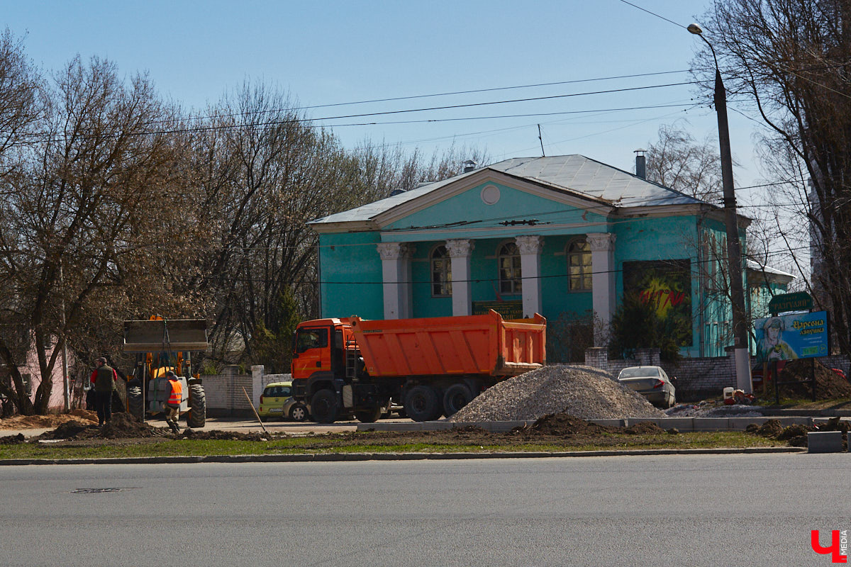 Не секрет, что многие дороги областного центра находятся в печальном состоянии. «Ключ-Медиа» пообщался с человеком, который проводит в машине немало времени, — инструктором по вождению Максимом Жилиным. Уж он-то не понаслышке знает, какие участки больше всего нуждаются в ремонте.