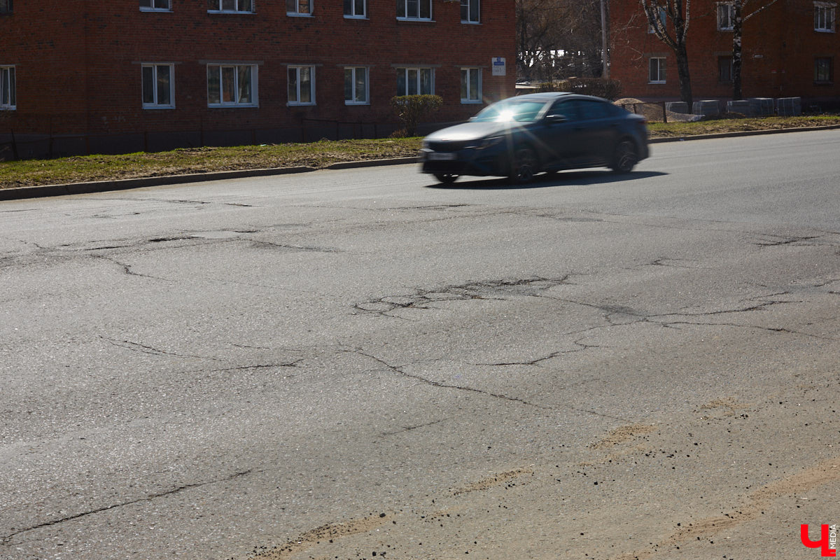 Не секрет, что многие дороги областного центра находятся в печальном состоянии. «Ключ-Медиа» пообщался с человеком, который проводит в машине немало времени, — инструктором по вождению Максимом Жилиным. Уж он-то не понаслышке знает, какие участки больше всего нуждаются в ремонте.