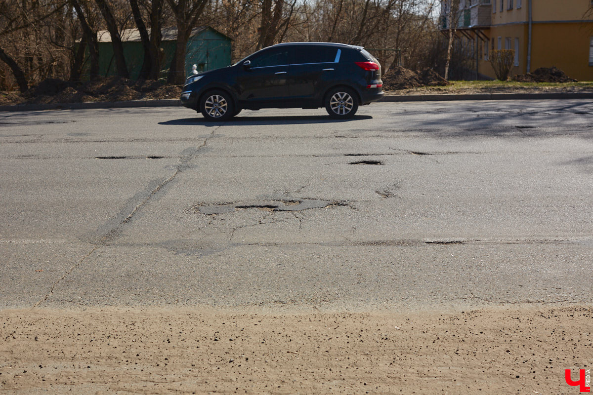 Не секрет, что многие дороги областного центра находятся в печальном состоянии. «Ключ-Медиа» пообщался с человеком, который проводит в машине немало времени, — инструктором по вождению Максимом Жилиным. Уж он-то не понаслышке знает, какие участки больше всего нуждаются в ремонте.
