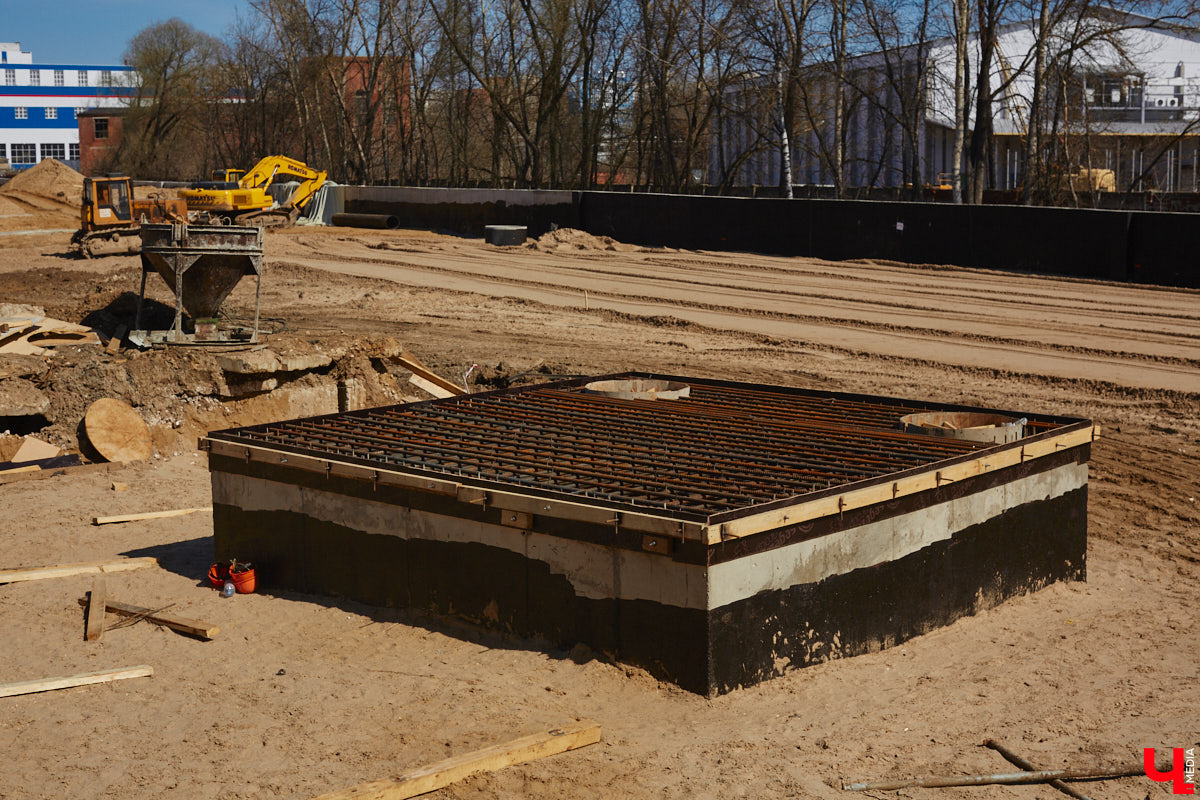 Не секрет, что многие дороги областного центра находятся в печальном состоянии. «Ключ-Медиа» пообщался с человеком, который проводит в машине немало времени, — инструктором по вождению Максимом Жилиным. Уж он-то не понаслышке знает, какие участки больше всего нуждаются в ремонте.