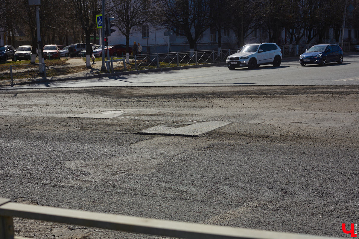 Не секрет, что многие дороги областного центра находятся в печальном состоянии. «Ключ-Медиа» пообщался с человеком, который проводит в машине немало времени, — инструктором по вождению Максимом Жилиным. Уж он-то не понаслышке знает, какие участки больше всего нуждаются в ремонте.