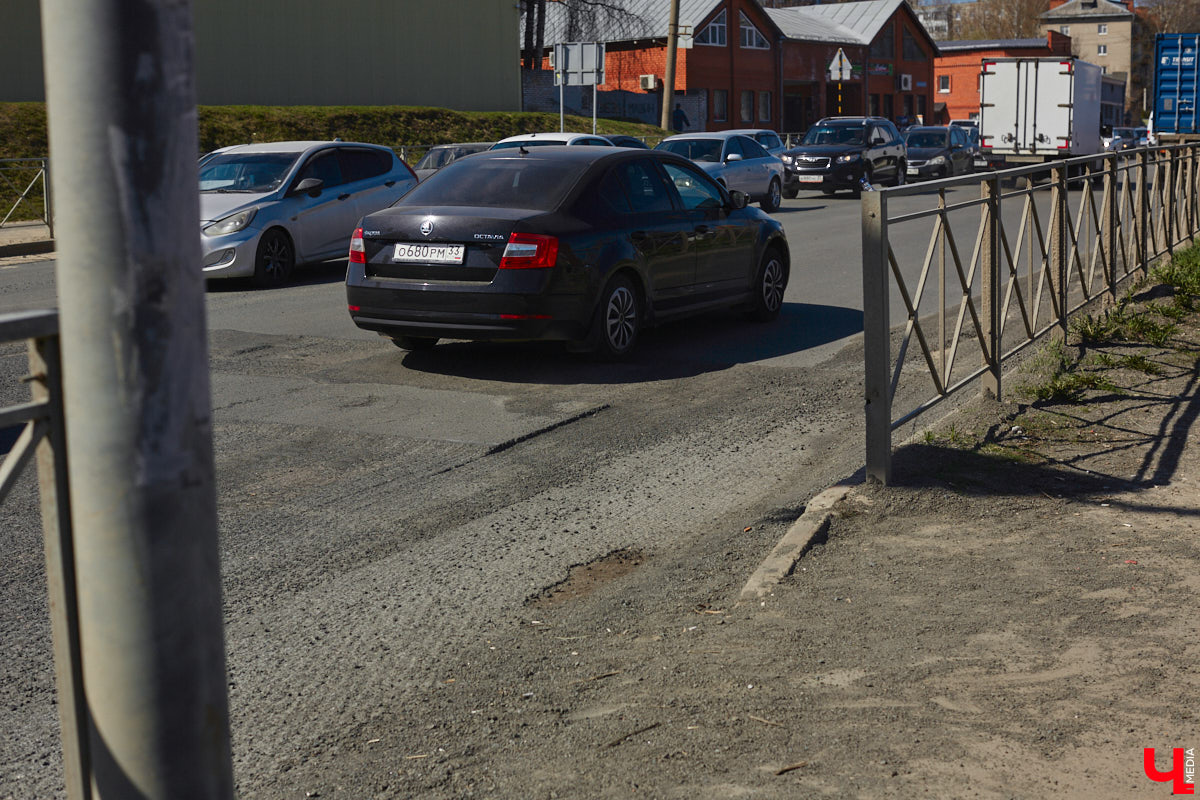 Не секрет, что многие дороги областного центра находятся в печальном состоянии. «Ключ-Медиа» пообщался с человеком, который проводит в машине немало времени, — инструктором по вождению Максимом Жилиным. Уж он-то не понаслышке знает, какие участки больше всего нуждаются в ремонте.