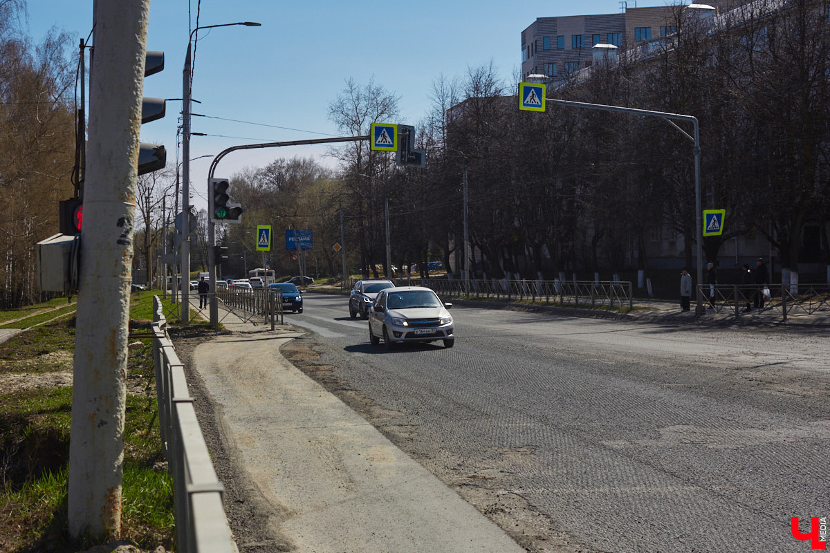 Не секрет, что многие дороги областного центра находятся в печальном состоянии. «Ключ-Медиа» пообщался с человеком, который проводит в машине немало времени, — инструктором по вождению Максимом Жилиным. Уж он-то не понаслышке знает, какие участки больше всего нуждаются в ремонте.