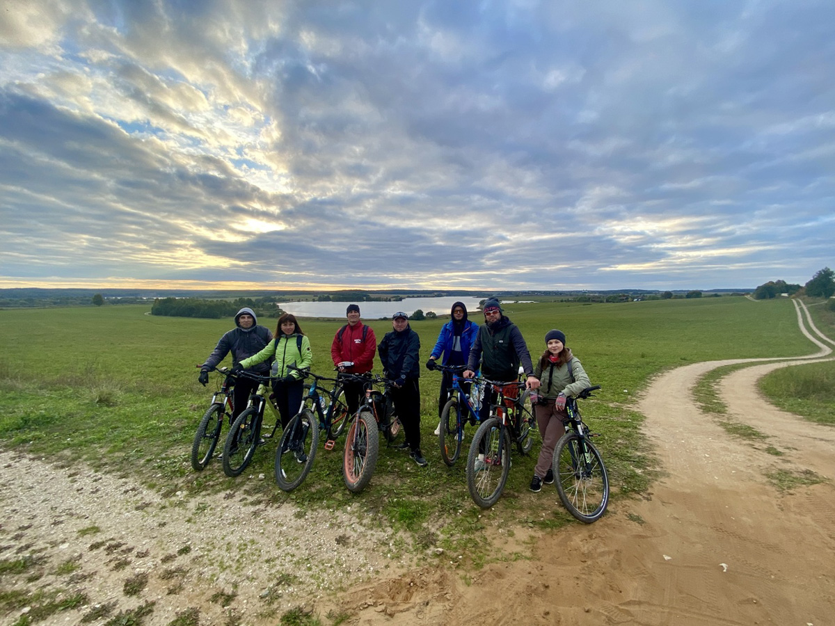 Мало что в мире сравнится с пейзажами Владимирской области. Сомневаетесь? Значит, вы еще ни разу не выезжали на двухколесном «коне» за пределы города. В какую же сторону крутить педали, чтобы насладиться красотой родных краев, «Ключ-Медиа» рассказал велоэксперт Андрей Трубин.