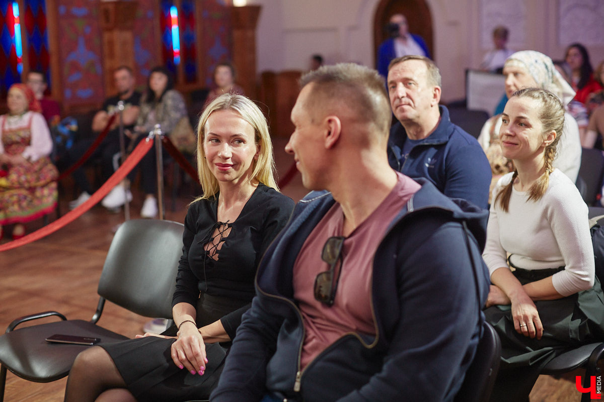 Свет увидела книга «Женские истории Золотого кольца», героинями которой стали успешные леди из Владимирской области. Чей же путь попал на страницы издания и кто вдохновляет жительниц 33-го региона, выяснил «Ключ-Медиа» на творческой встрече с писательницей Юлией Деминой.