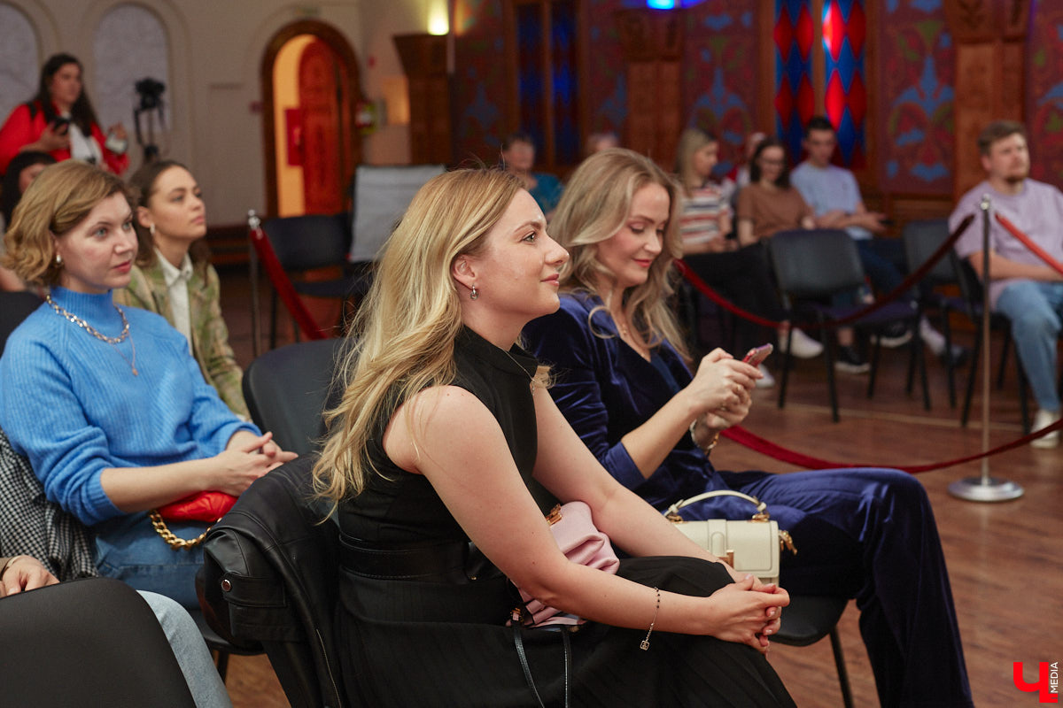 Свет увидела книга «Женские истории Золотого кольца», героинями которой стали успешные леди из Владимирской области. Чей же путь попал на страницы издания и кто вдохновляет жительниц 33-го региона, выяснил «Ключ-Медиа» на творческой встрече с писательницей Юлией Деминой.