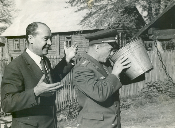 Есть на улице Стрелецкой уникальный деревянный дом № 20, построенный в необычном для начала XX века стиле «ропет». Долгое время владельцами этого терема считались дворяне Протасьевы, но два года назад выяснилось, что на самом деле этот дом был построен для владимирского купца Ивана Петровича Философова. Имеются на Стрелецкой и другие «дворянские гнезда». Причем советской эпохи.